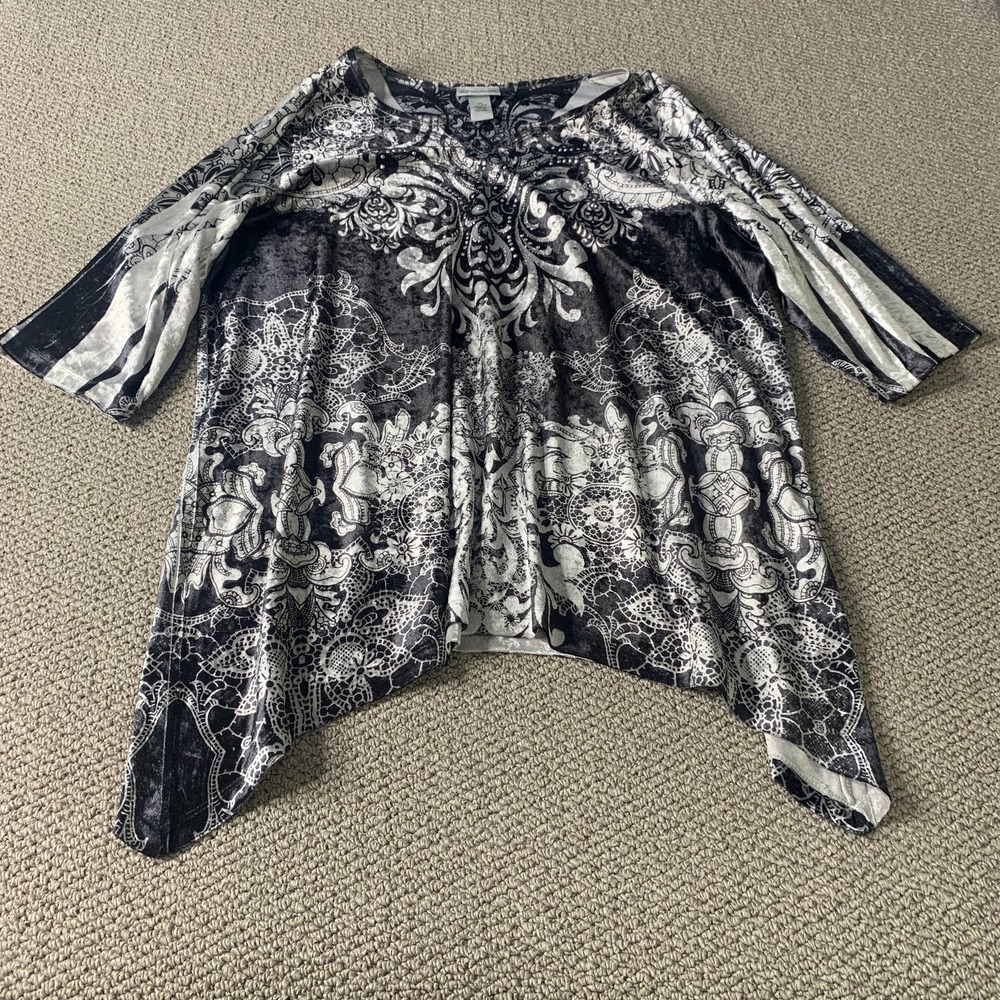 Catherines Womens Blouse Size 0X 14/16W Black Floral Studded Sharkbite Hem